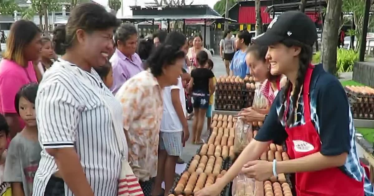 ยิ้มแลกไข่ไก่ฟรีหมื่นฟอง! ช่วยเหลือสังคม เติมรอยยิ้ม ชาวบ้านเข้าคิวรอแน่น