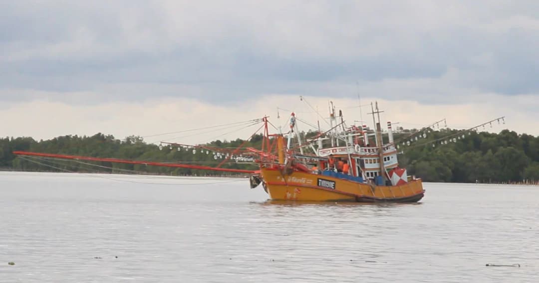 ชาวประมงจันทบุรีเฮ! คลื่นสงบ เร่งออกเรือหาปลา หลังหยุดเรือนานครึ่งปี