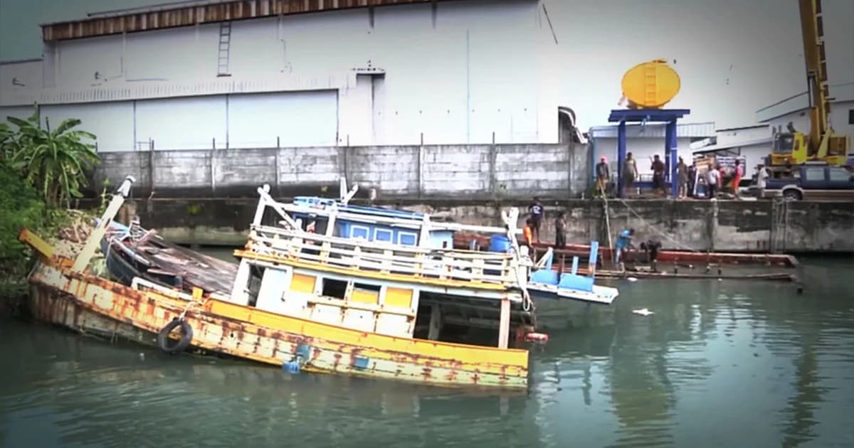 เจ้าท่าภูเก็ต รื้อซากเรือประมงหมดสภาพ 4 ลำ ป้องกันเดินเรือผิดกฎหมาย