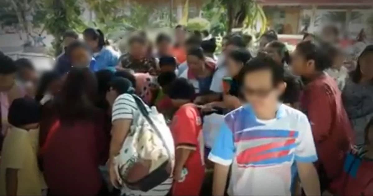 วิจารณ์สนั่น ! ญาติโยมรุมแย่งของโรงทานวัดดัง ขอร้องให้ต่อแถวแต่ไม่เป็นผล