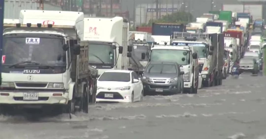 ฝนถล่มหนัก! ถนนเลี่ยงเมืองชลบุรีจมมิด รอการระบาย