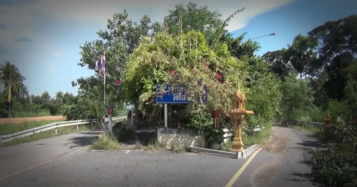 อึ้ง ! พุทธสถานตั้งเด่นกลางถนน ลืออาถรรพ์ไม่กล้าตัดถนนผ่าน