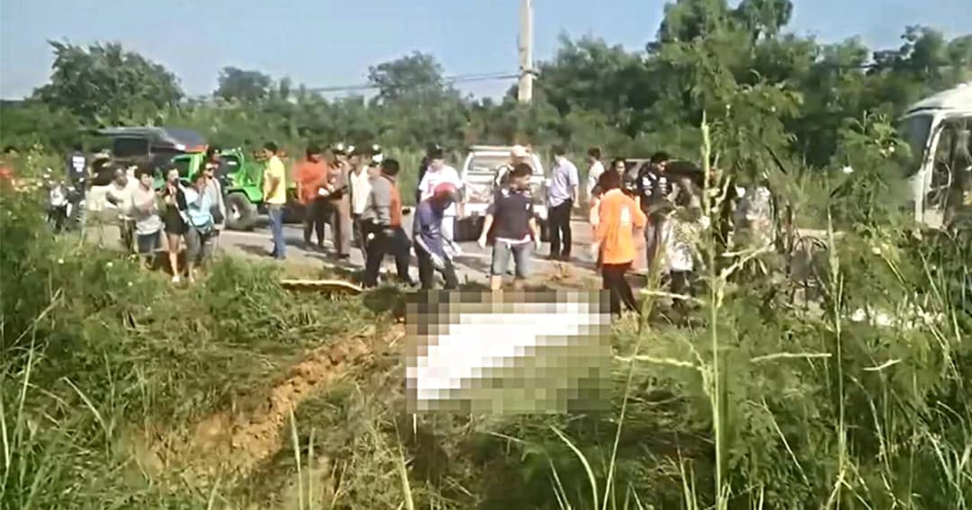 ชายชราวัย 73 ปี ขี่ จยย. ถูกรถบรรทุกชน ตกคูน้ำดับ