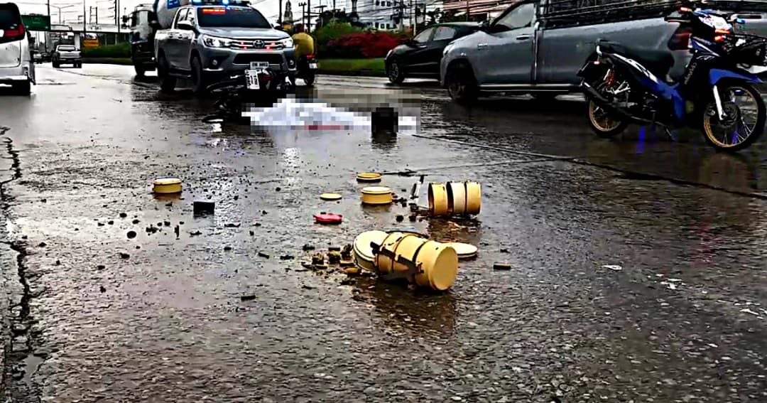 ลูกกตัญญู ขี่ จยย.หิ้วปิ่นโตไปให้แม่ ถูกรถพ่วงชน ก่อนถูกรถพ่วงอีกคันเหยียบซ้ำ ดับคาที่