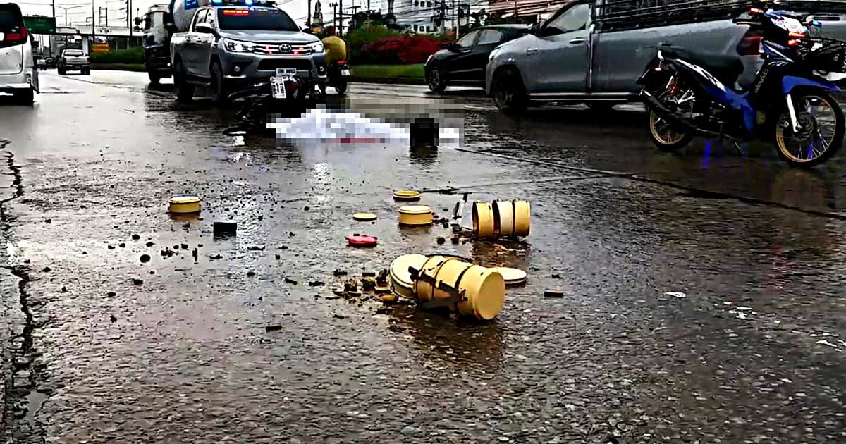 ลูกกตัญญู ขี่ จยย.หิ้วปิ่นโตไปให้แม่ ถูกรถพ่วงชน ก่อนถูกรถพ่วงอีกคันเหยียบซ้ำ ดับคาที่