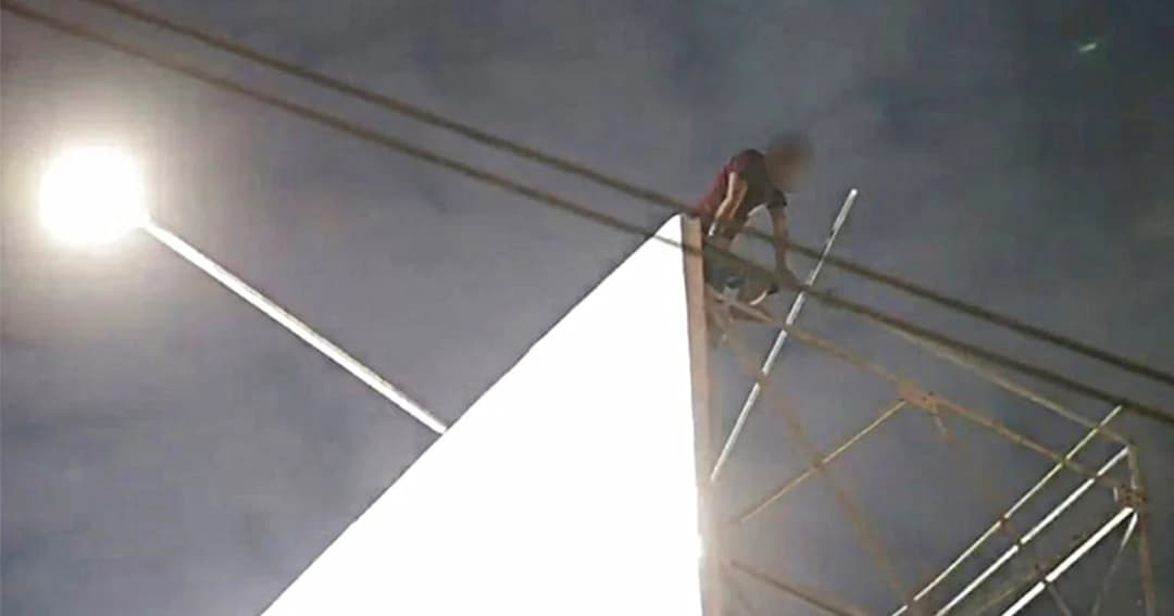 ชายคลุ้มคลั่ง ปีนป้ายโฆษณาในซอยนายเลิศ ก่อนกระโดดลงมา เจ็บสาหัส