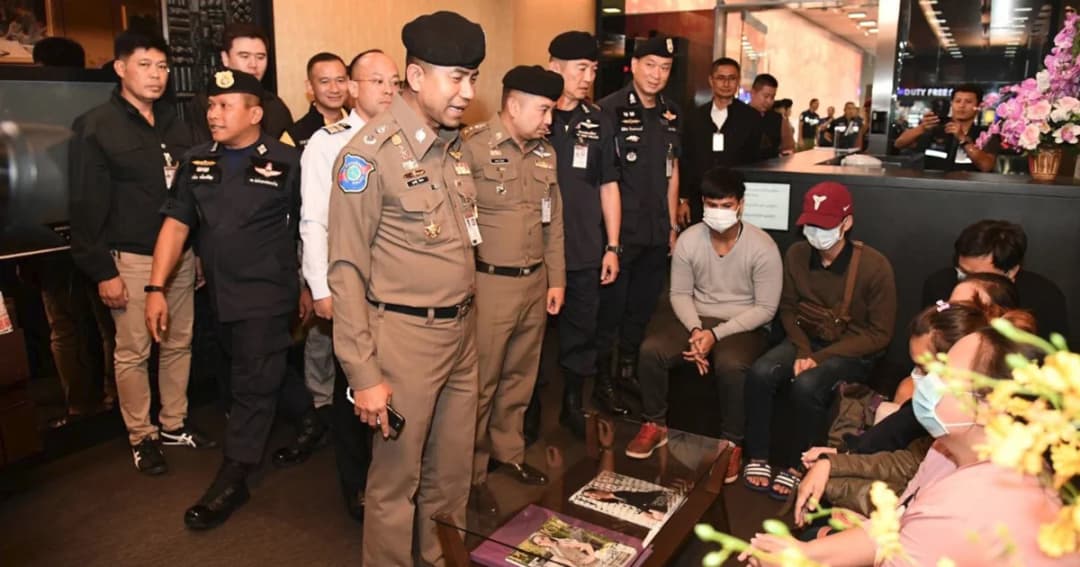 ‘บิ๊กโจ๊ก’ รับตัว 6 ผู้ต้องหาแก๊งคอลเซ็นเตอร์คนไทย จากฟิลิปปินส์ กลับมาดำเนินคดีในไทย