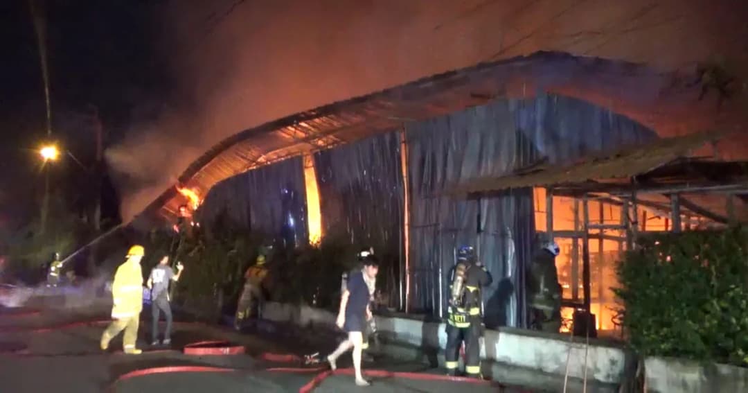 วอดทั้งหลัง ! ไฟไหม้โกดังเก็บอุปกรณ์แสดงสินค้าย่านบางบอน