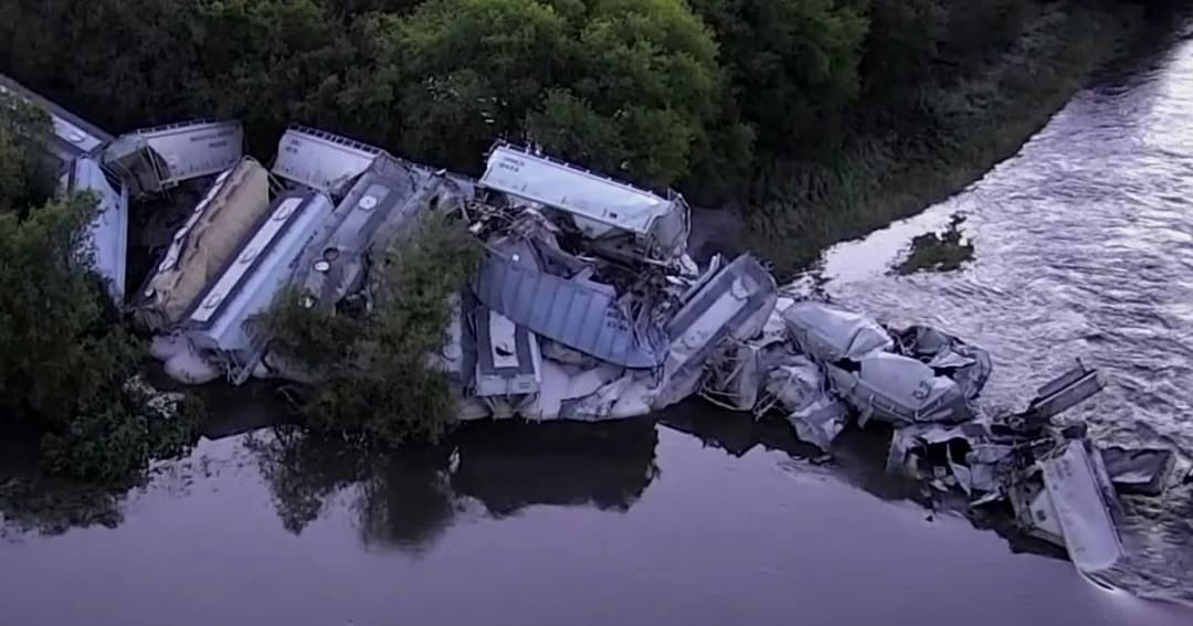 รถไฟขนสินค้าสหรัฐฯ ตกราง ตู้สินค้าชนพังยับเยิน 35 คัน เหตุฝนตกหนัก