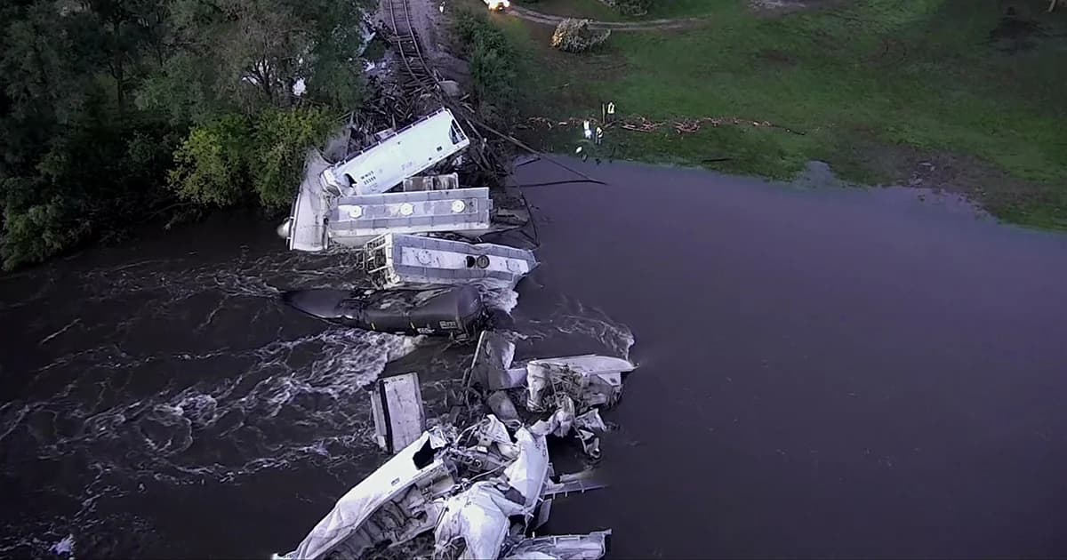 รถไฟขนส่งสินค้าตกราง เหตุฝนตกหนัก