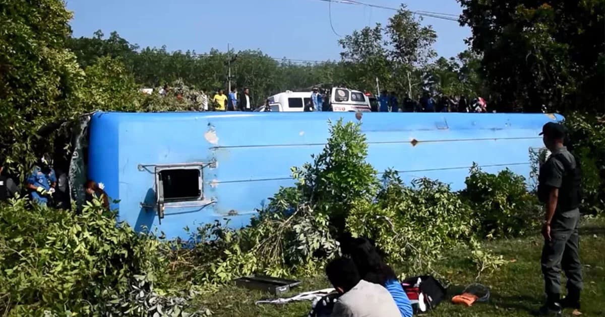 คนขับหลับใน ! รถทัวร์ภูเก็ต-สุไหงโก-ลก เสียหลักตกข้างทาง เจ็บ 9 ราย