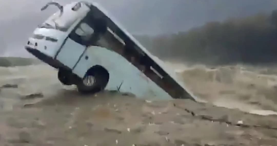 พายุฝนทำพิษ อินเดียน้ำท่วมฉับพลัน