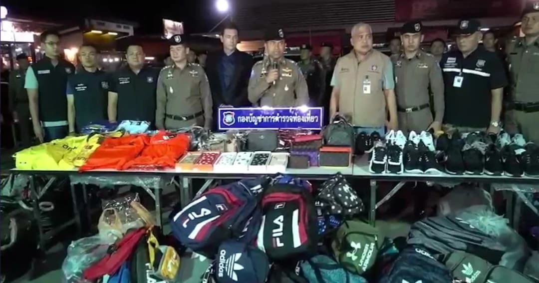 ‘บิ๊กโจ๊ก’ทลายแหล่งสินค้าละเมิดลิขสิทธิ์ตลาดโรงเกลือกรุงเก่า ได้ของกลางมูลค่านับล้าน