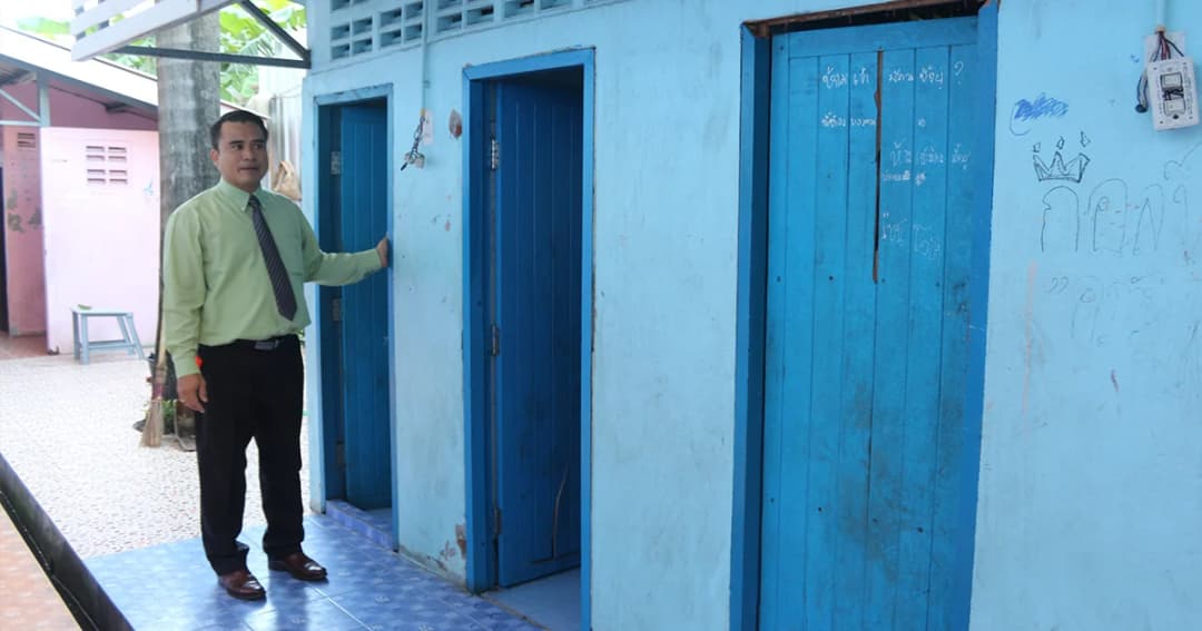 รอง ผอ. ยันไม่ได้ไล่ ‘สาว ม.2’ ออก หลังถูก นร.ชายบุกห้องน้ำหวังข่มขืน