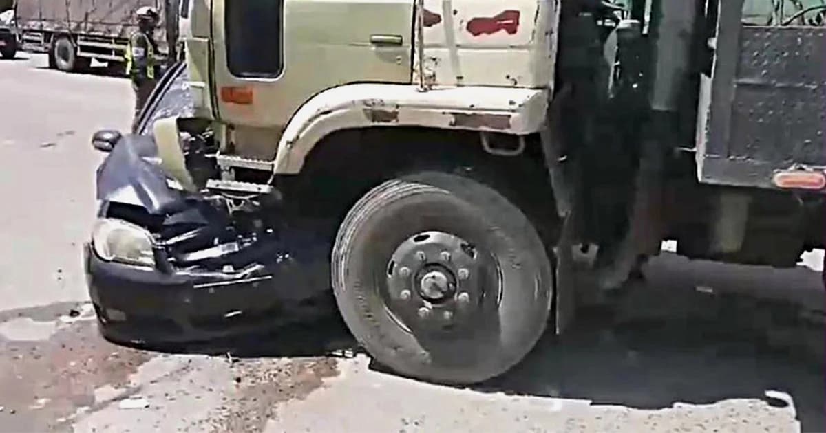 เก๋งแหกด่าน ชนรถกู้ภัย กระเด็นไปถูกรถบรรทุกชนยับ ! อาสากู้ภัย เจ็บสาหัส