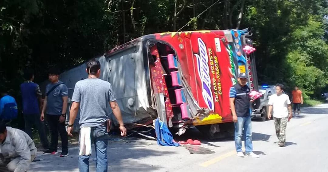 เจ็บกว่า 30 บัสทัศนศึกษาเบรกแตก ชนเก๋งพังยับ ก่อนเสียหลักพลิกตะแคง