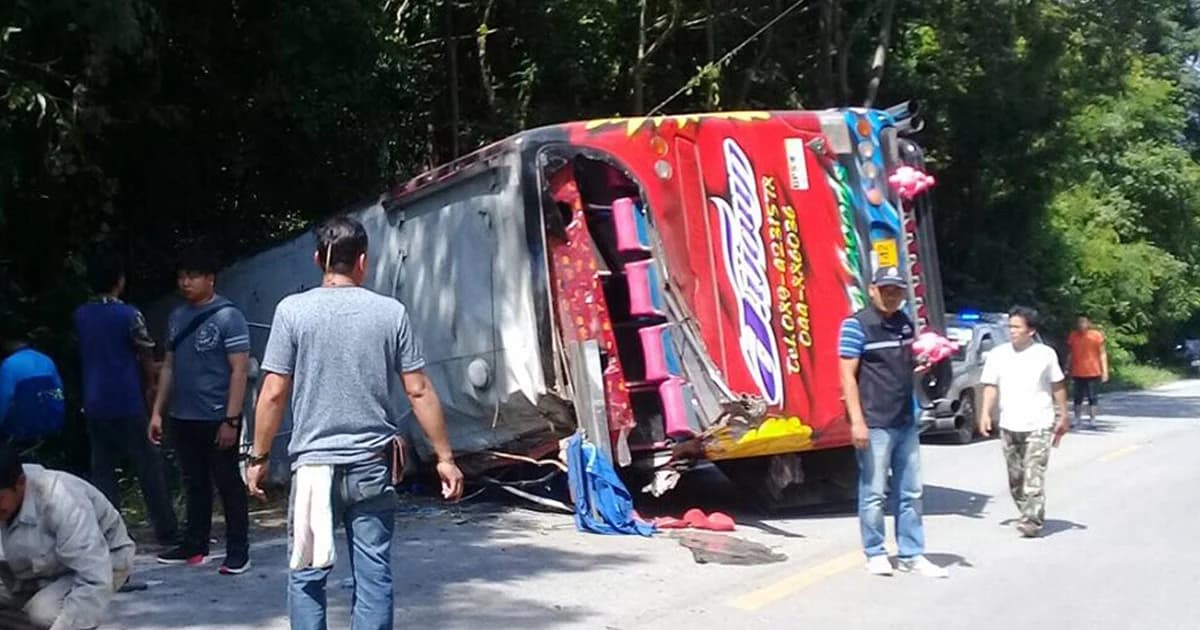 เจ็บกว่า 30 บัสทัศนศึกษาเบรกแตก ชนเก๋งพังยับ ก่อนเสียหลักพลิกตะแคง