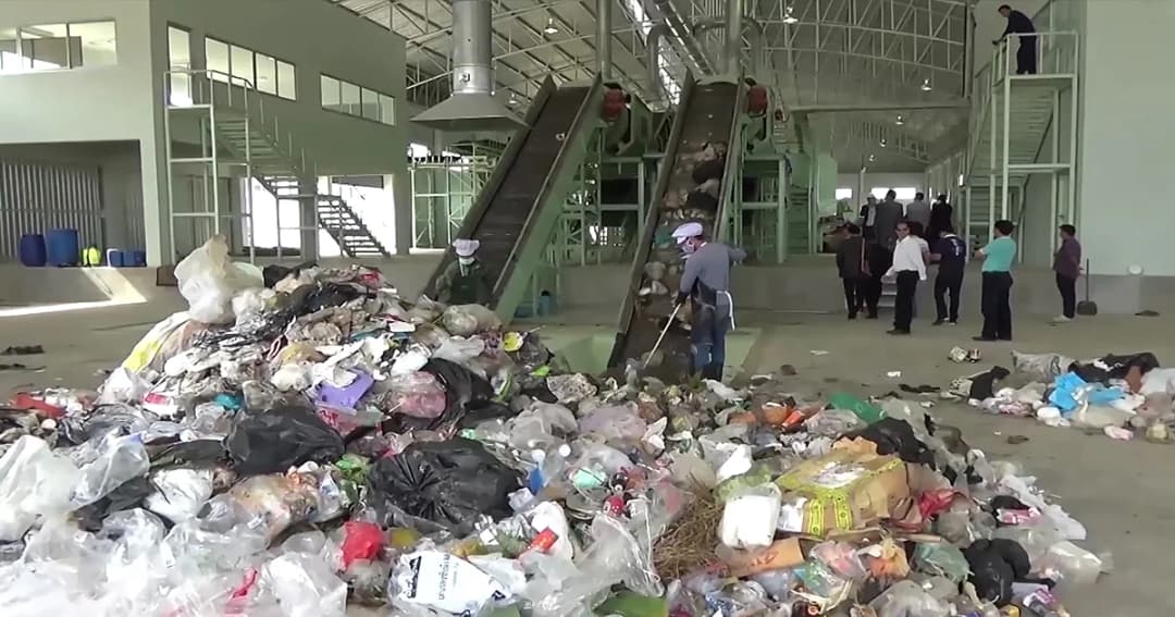 อบจ.ลำปาง เร่งขนขยะมีพิษ 25 ตัน ออกจากบ่อขยะ เตรียมกำจัดอย่างถูกวิธี