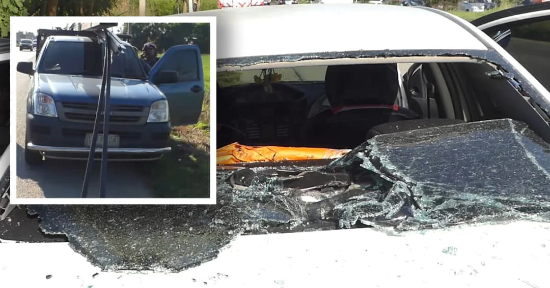 กระบะบรรทุกเหล็ก เบรกกะทันหัน ! เหล็กพุ่งทะลุกระจกเก๋งคันหน้า