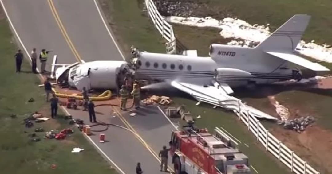 สลด! เครื่องบินเจ็ทไถลชนรั้วรันเวย์ ขาดสองท่อน ตาย 2 เจ็บ 2 ในสหรัฐฯ