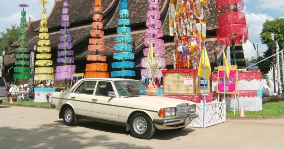 ฮือฮา! เศรษฐีใจบุญ นำรถเบนซ์คลาสสิกถวายทานสลากภัตที่ วัดโลกโมฬี