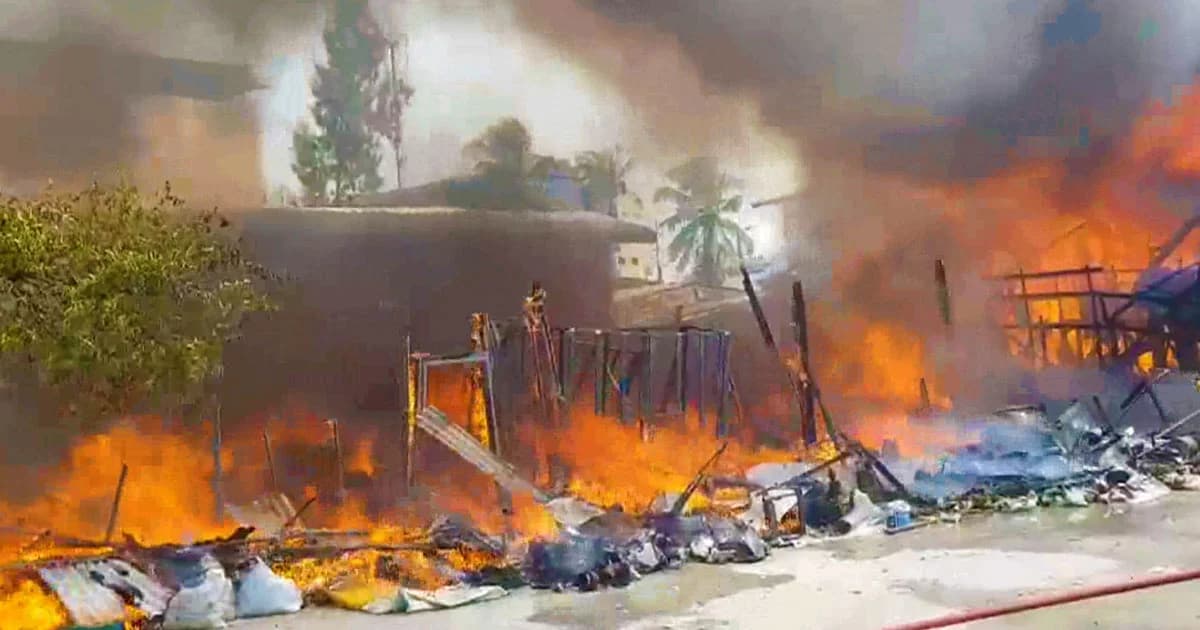 หนีตายวุ่น! ไฟไหม้ชุมชนหลังวัดทุ่งครุ เผาบ้านวอด 8 หลัง