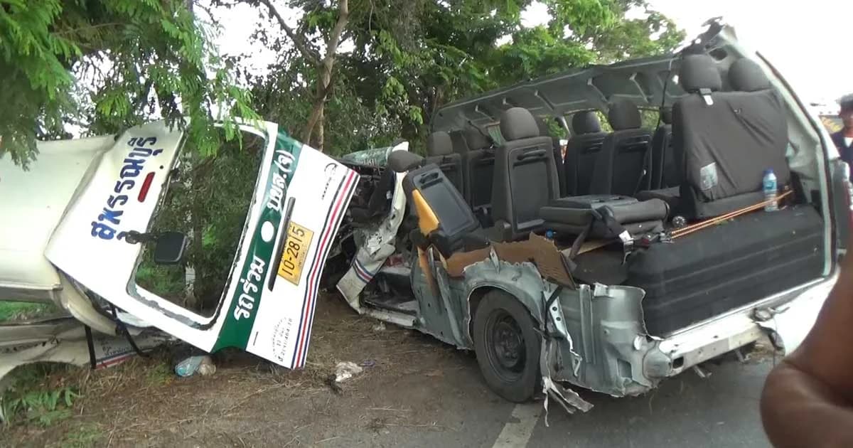 รถตู้โดยสารประจำ ซิ่งอัดต้นไม้ริมทางในวิเศษชัยชาญ ดับ 1 เจ็บ 5