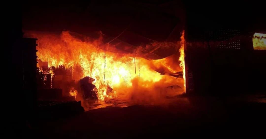 ระทึก ! ไฟไหม้โรงแว็กส้ม อ.ฝาง เสียหายกว่า 4 แสนบาท