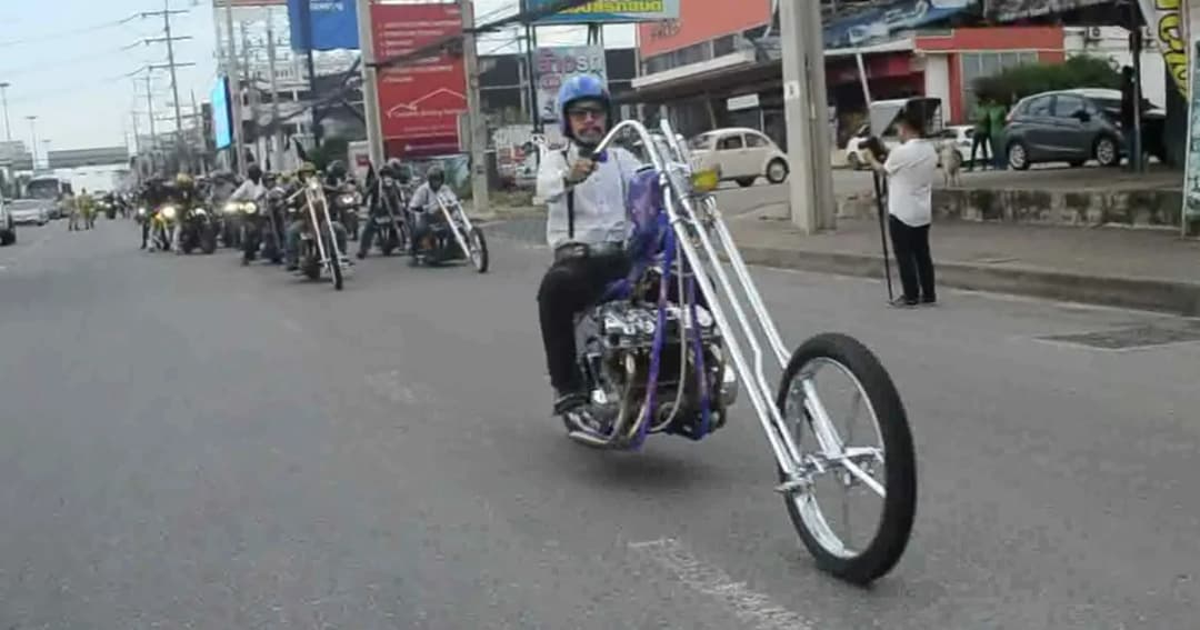 “ใส่สูท ผูกไทด์ ไว้หนวด” ขี่มอเตอร์ไซค์หาทุนช่วยผู้ป่วยมะเร็งต่อมลูกหมาก