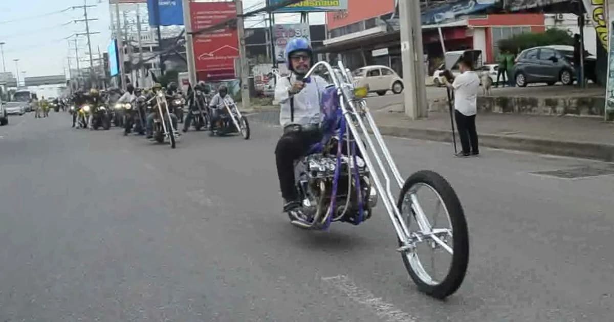 “ใส่สูท ผูกไทด์ ไว้หนวด” ขี่มอเตอร์ไซค์หาทุนช่วยผู้ป่วยมะเร็งต่อมลูกหมาก