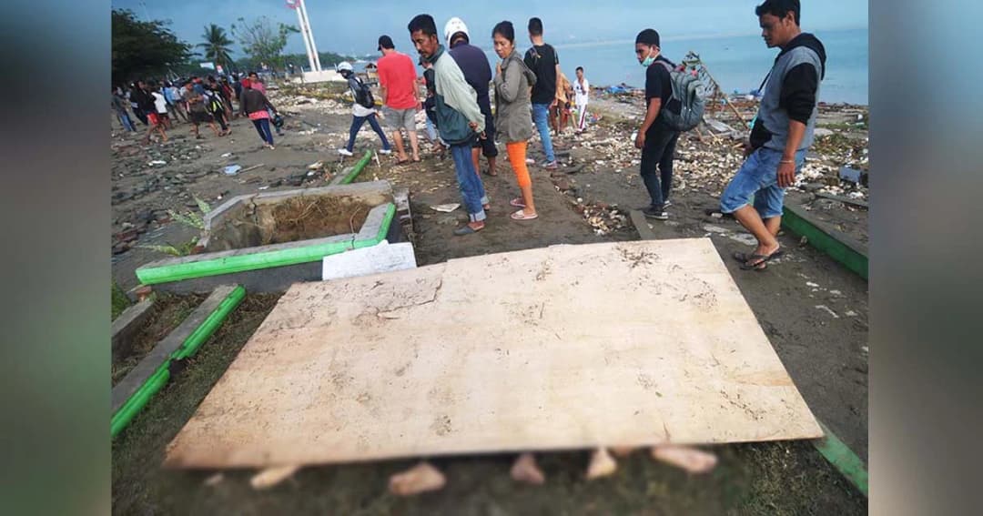 ยอดตายแผ่นดินไหว-สึนามิ อินโดฯ พุ่งกว่า 832 คน เร่งฝังศพหวั่นโรคระบาด