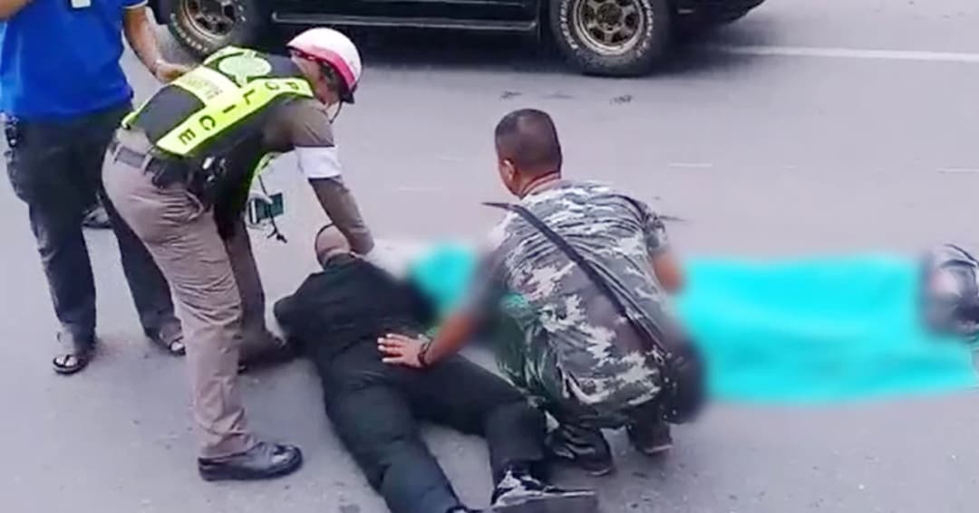 พ่อล้มทั้งยืน ! สิบล้อเฉี่ยว จยย.ลูกชาย วัย 15 ล้ม ก่อนทับร่างซ้ำดับคาที่