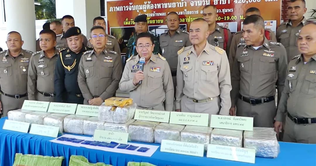 รวบคาด่าน ! 2 ผู้ต้องหา ใช้รถรั้วตบตา ตร.ลักลอบขนยาบ้ากว่า 4 แสนเม็ด