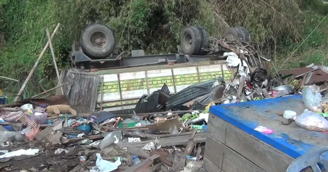 พ่วงสิบล้อหลุด พุ่งชนเพิงพักอย่างจัง ทำ 2 ย่าหลานเจ็บหนัก-ดับคาที่