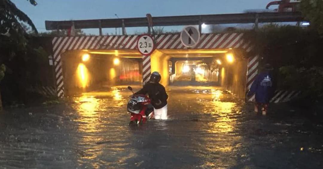 ฝนถล่มชลบุรี เพียงชั่วโมงเดียว น้ำท่วมขังหลายพื้นที่
