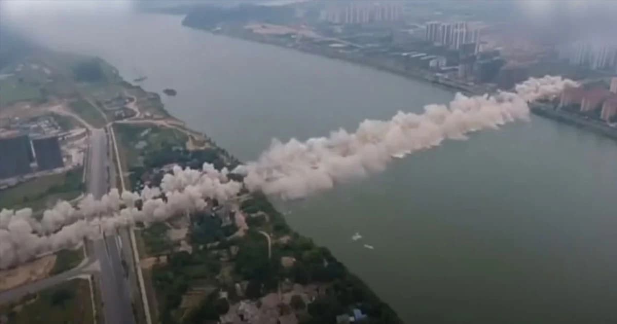 พังลงในพริบตา ! จีนระเบิดสะพาน “ก้านเจียง” หลังเปิดใช้นาน 20 ปี