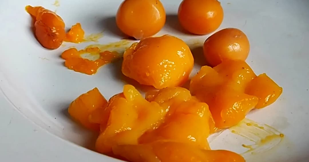 ชาวบ้านผวา! พบ ‘พวงไข่ไก่’ คล้ายของปลอม ไม่กล้าทำอาหาร จนท.เร่งตรวจสอบ