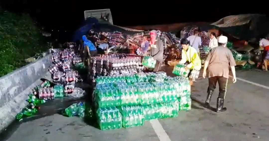 รถบรรทุกแหกโค้งพลิกคว่ำ เทกระจาดน้ำอัดลมเกลื่อนถนนสายลำปาง-งาว