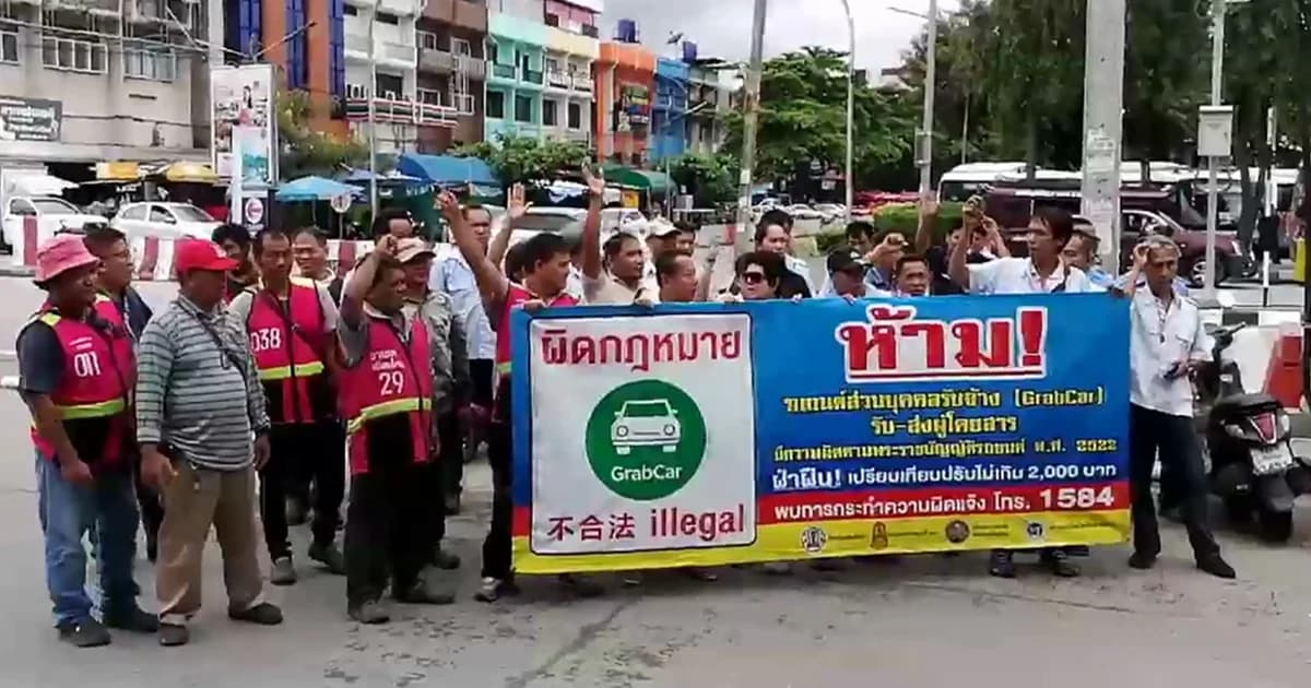 กลุ่มรถรับจ้างตั้งม็อบไล่ GrabCar หน้าสถานีขนส่งเชียงใหม่ โวยเดือดร้อน ลูกค้าหาย