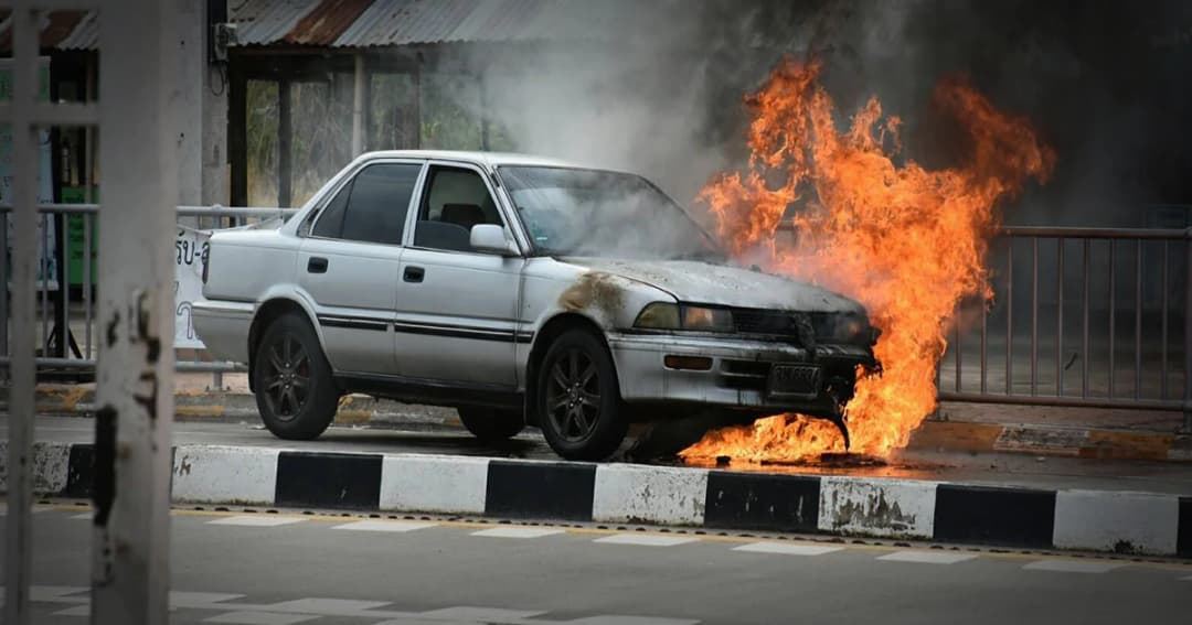 ระทึก ! เพลิงไหม้เก๋งหน้าโรงเรียนอนุบาล วอดเกือบทั้งคัน