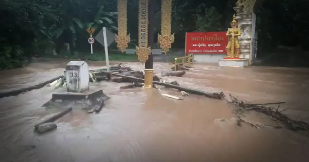 เชียงดาวอ่วม ! น้ำป่าทะลักท่วมดอยห้วยผา ชาวบ้านต้องเดินลุยน้ำใส่บาตร