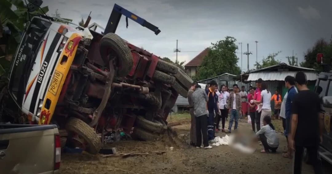 สลด ! รถบรรทุกเหล็กเส้นติดหล่ม พลิกตะแคงทับคนงานดับคาที่