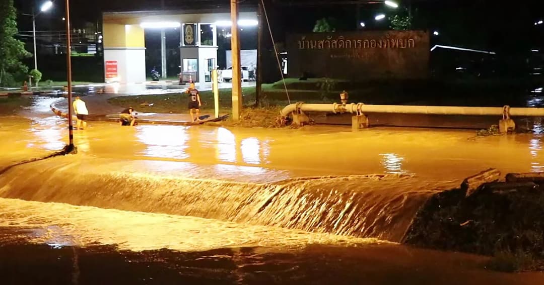 ฝนกระหน่ำต่อเนื่อง ‘น้ำป่าดอยสุเทพ’ ทะลักท่วมบ้านพักทหารนับ 100 หลัง