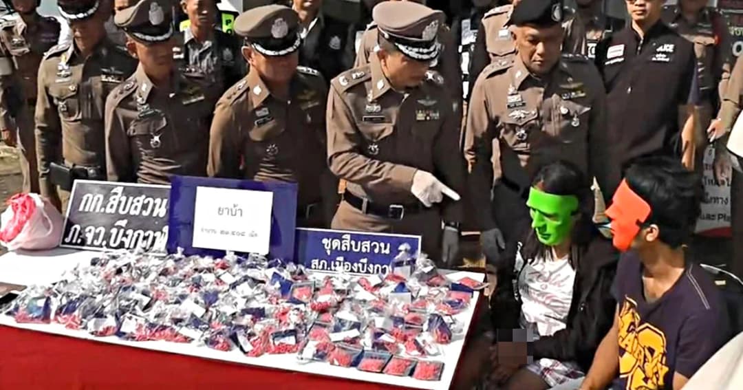 ล่าระทึก ! สองผัวเมีย ขับรถกระบะป้ายแดง ส่งยาบ้า ยึดของกลางกว่า 2 หมื่นเม็ด