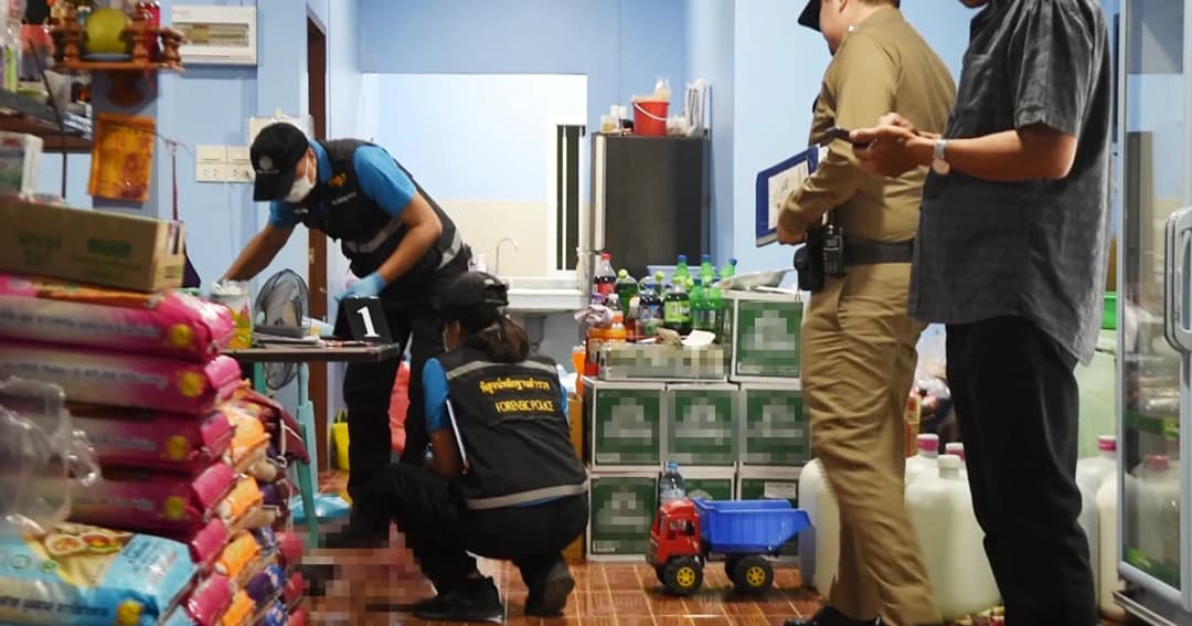 สุดโหด! ชาย 6 คน บุกบ้านรุมทำร้าย-ใช้มีดฟันพ่อดับ แม่สาหัส ลูกวัย 13 รอด