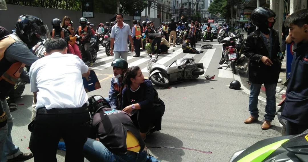 ชนยับกลางอโศก! เก๋งพุ่งชน จยย. 6 คันรวด เจ็บระนาว 7 ราย