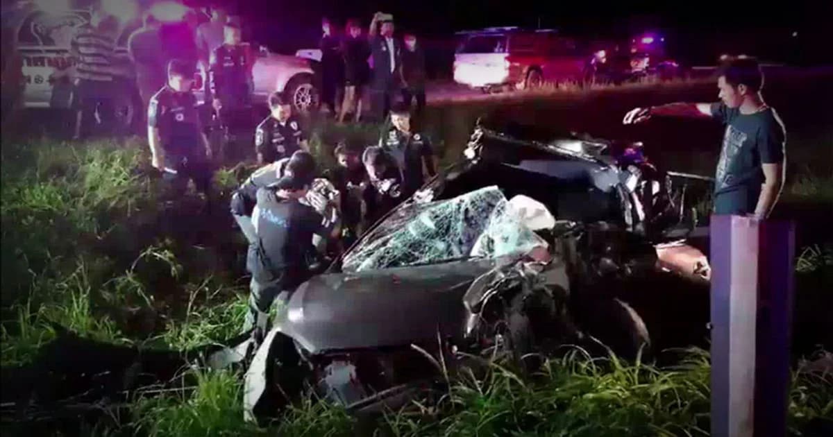 สลด ! เก๋งกลุ่มวัยรุ่นซิ่งชนท้ายรถบรรทุกตู้คอนเทนเนอร์ ตาย 3 เจ็บสาหัส 3