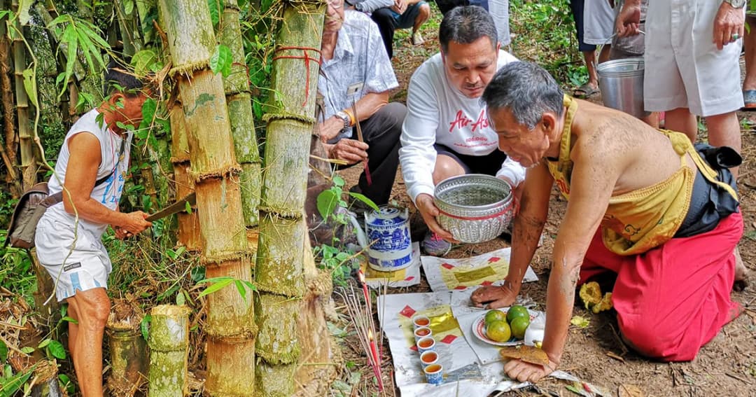 ชาวตรังทำพิธีตัดต้นไผ่ทำเสาเต็งโก (โกเต็ง) เริ่มเทศกาลกินเจ