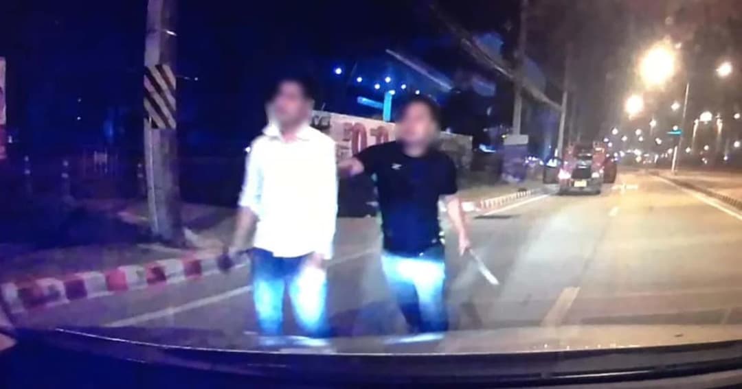 สี่ล้อแดงหัวร้อน คว้ามีดยาววิ่งไล่คนกลางถนน ชาวเน็ตข้องใจลงคลิปไม่หมด