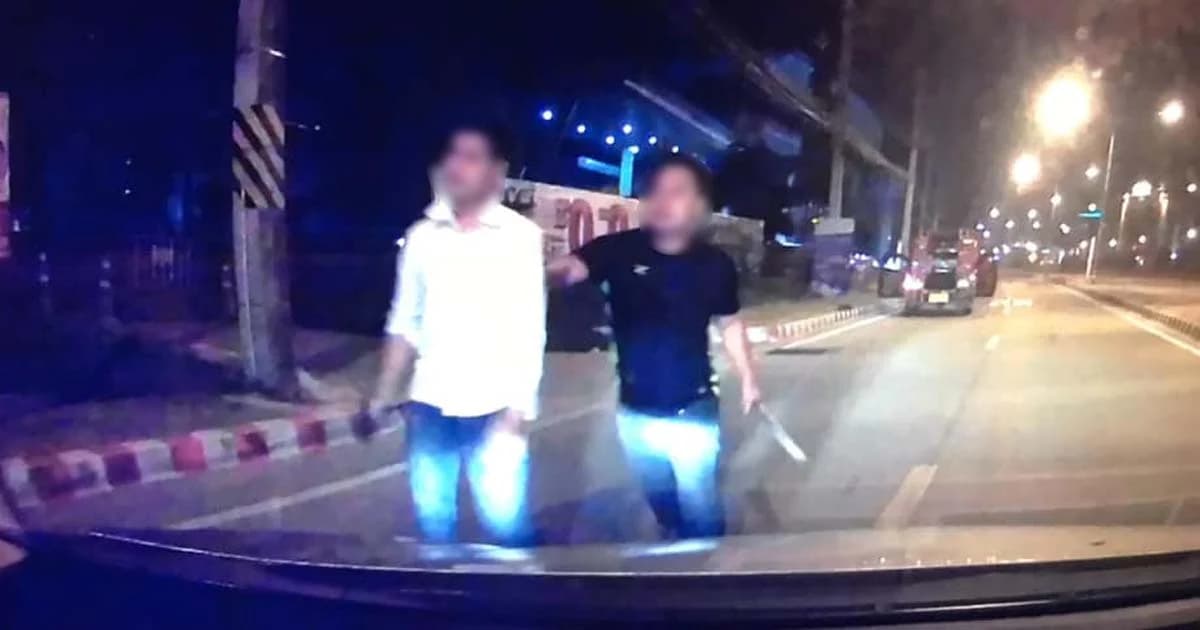 สี่ล้อแดงหัวร้อน คว้ามีดยาววิ่งไล่คนกลางถนน ชาวเน็ตข้องใจลงคลิปไม่หมด